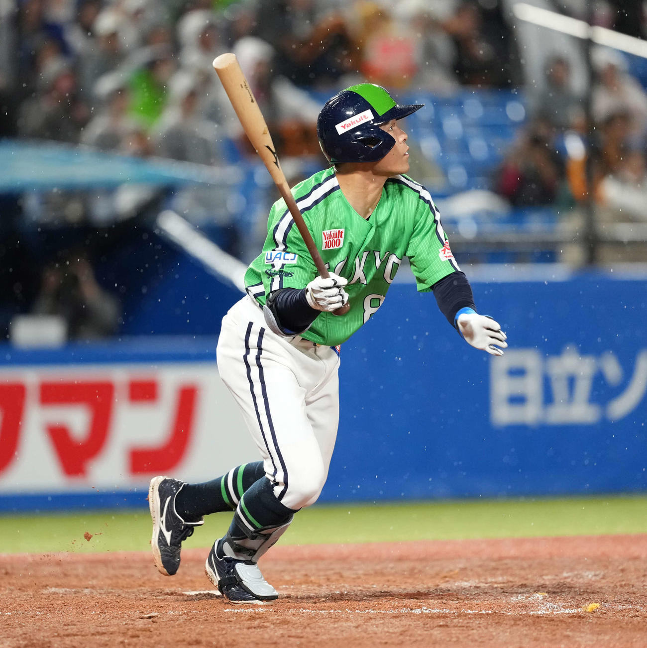 ヤクルト対巨人　8回裏ヤクルト1死、本塁打を放つ茂木（撮影・井上学)
