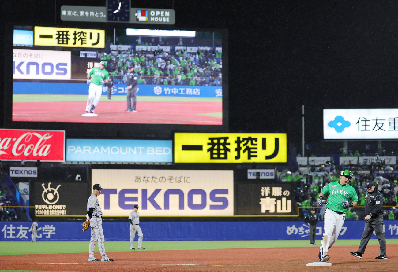 ヤクルト対巨人　7回裏ヤクルト無死、左越え本塁打を放ち三塁を回るオスナ（撮影・野上伸悟）
