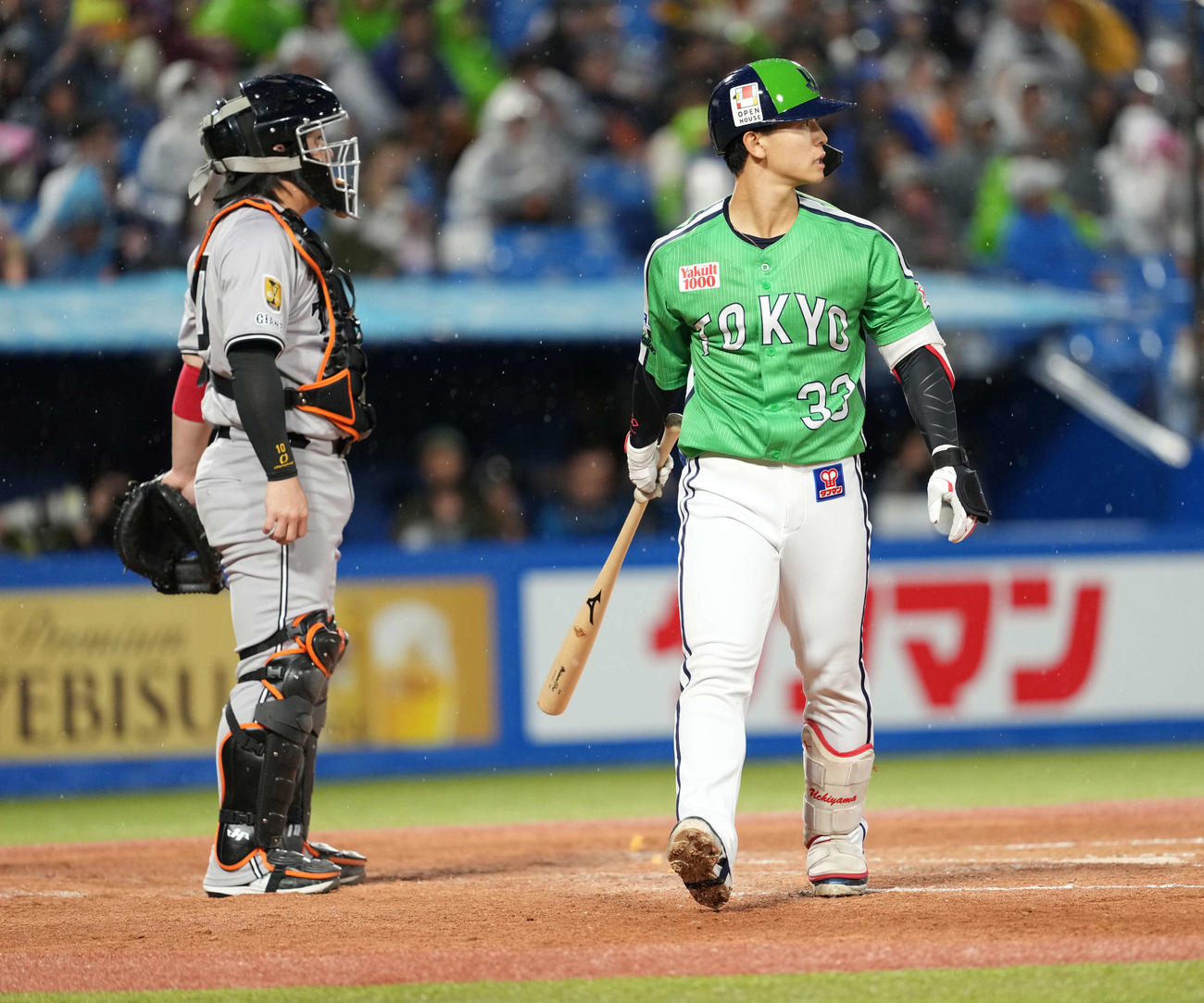 ヤクルト対巨人　2回裏ヤクルト無死、三振に終わる内山（撮影・井上学)