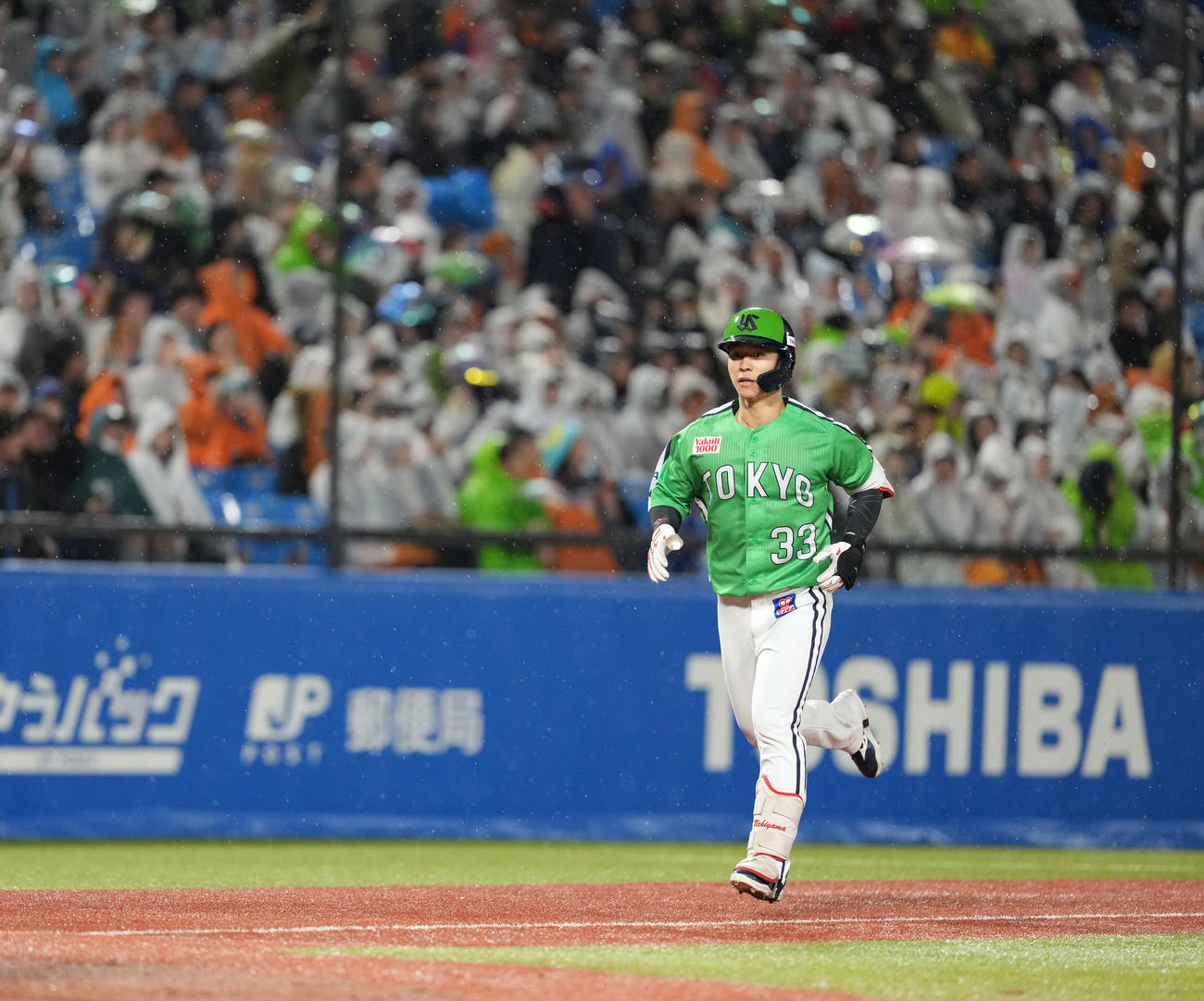ヤクルト対巨人　8回裏ヤクルト1死、本塁打を放つ内山（撮影・井上学)