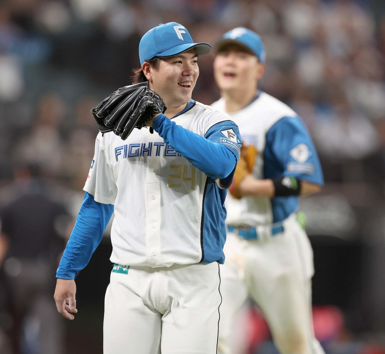 日本ハム対楽天　7回表楽天1死一塁、鈴木大を二ゴロの併殺にとり笑顔の金村（撮影・黒川智章）