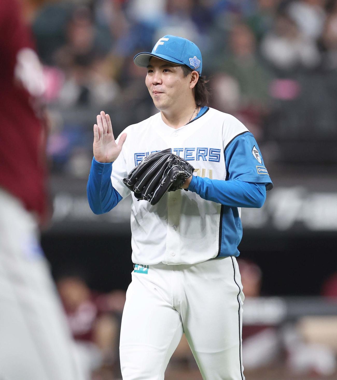 日本ハム対楽天　5回表、無失点に抑え笑顔で引き揚げる金村（撮影・黒川智章）