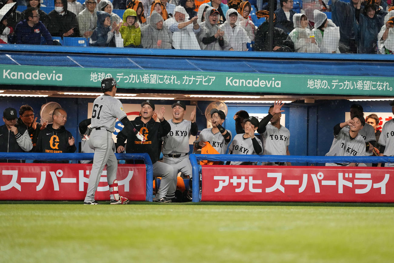 ヤクルト対巨人　4回表巨人1死、左越え本塁打を放ち生還した増田陸を出迎える巨人ナイン（撮影・井上学)