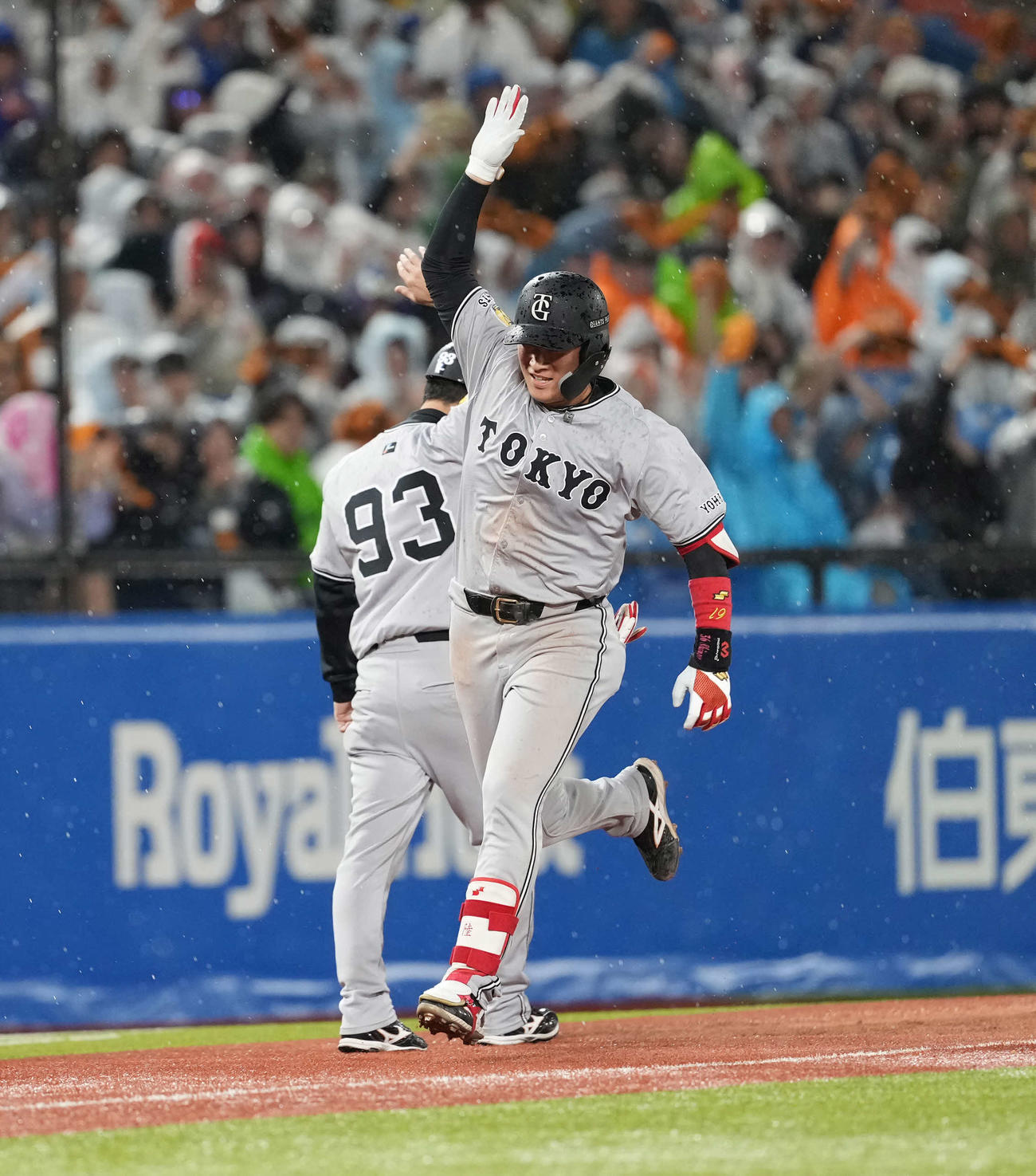 ヤクルト対巨人　4回表巨人1死、左越え本塁打を放ちタッチする増田陸（撮影・井上学)