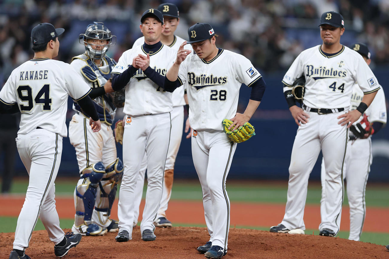 オリックス対ソフトバンク　6回表ソフトバンク無死満塁、降板となる富山（中央）（撮影・前田充）