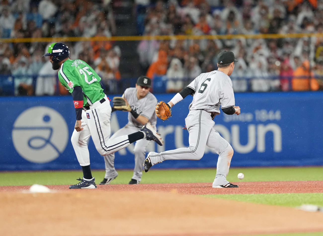 ヤクルト対巨人　4回裏ヤクルト1死一、二塁、内山の打球を失策する坂本（撮影・井上学)