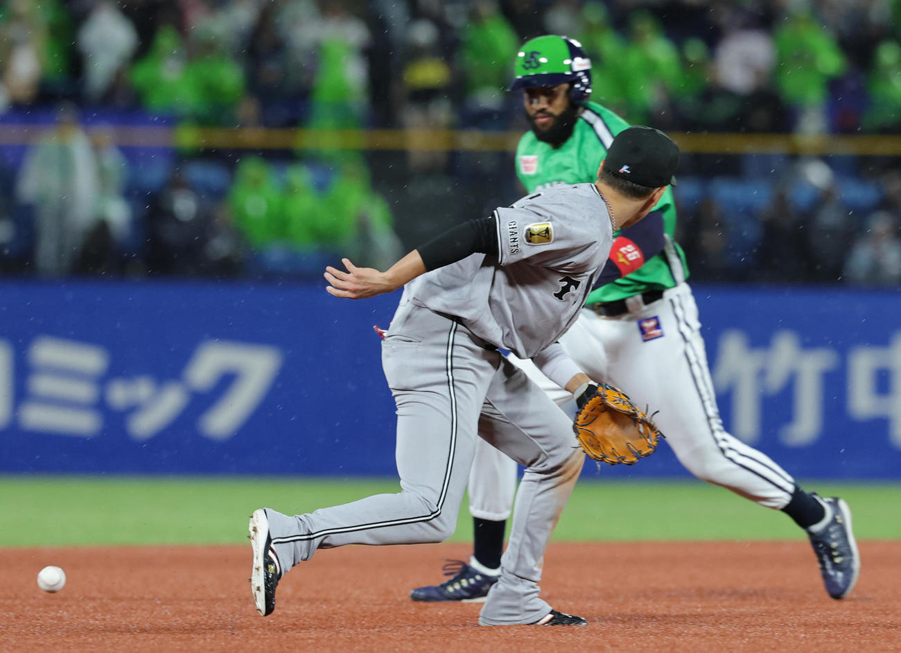 ヤクルト対巨人　4回裏ヤクルト1死一、二塁、内山の打球を後逸する坂本（撮影・野上伸悟）