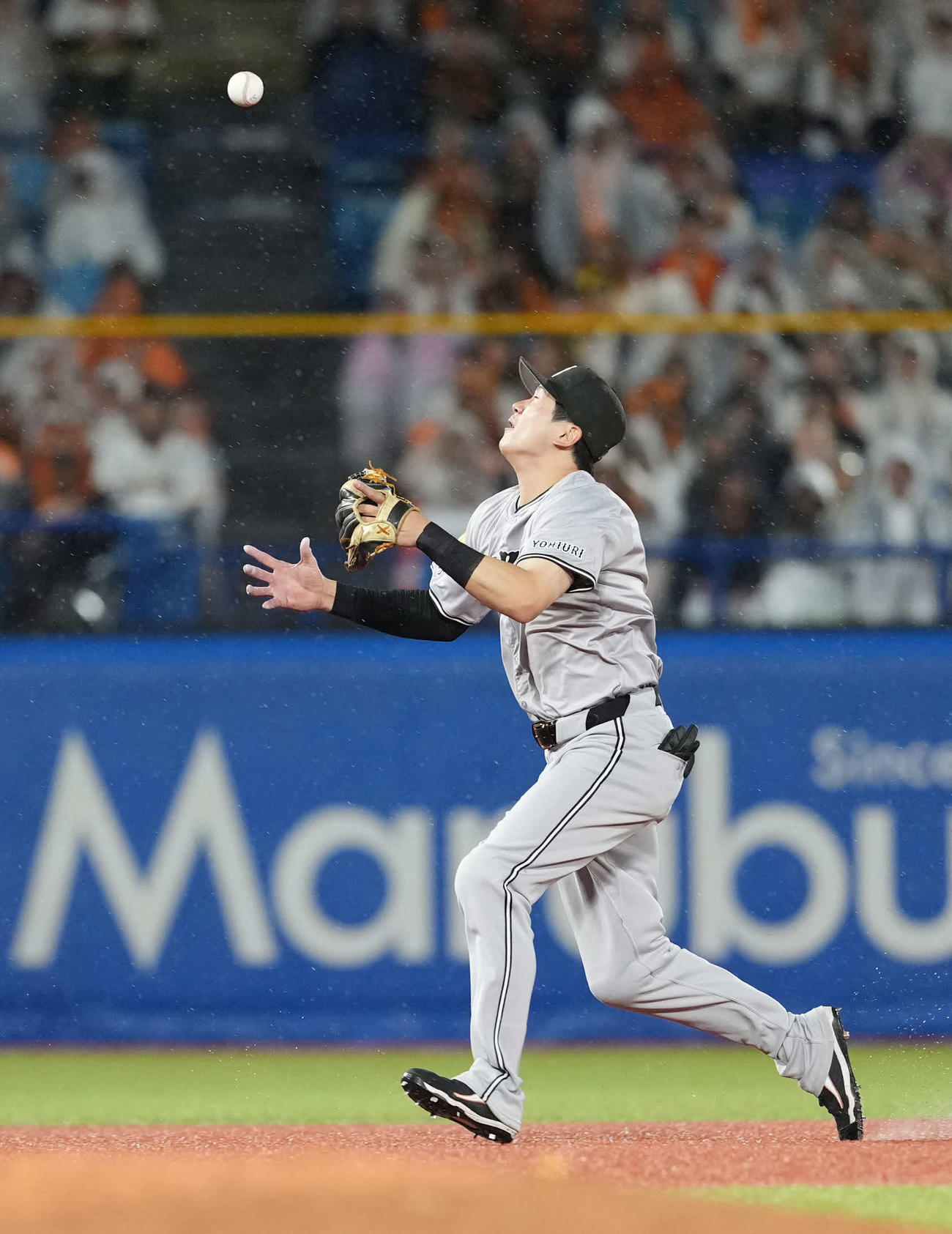 ヤクルト対巨人　6回、岩田の打球をファンブルする泉口（撮影・井上学)