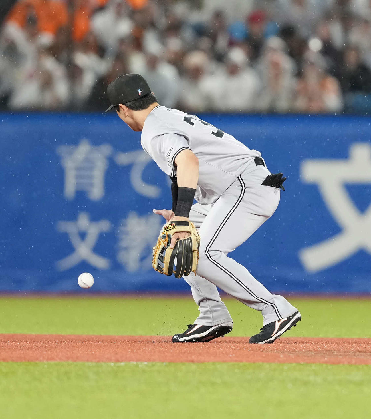 ヤクルト対巨人　7回裏ヤクルト2死二塁、増田珠の打球をファンブルする泉口（撮影・井上学)