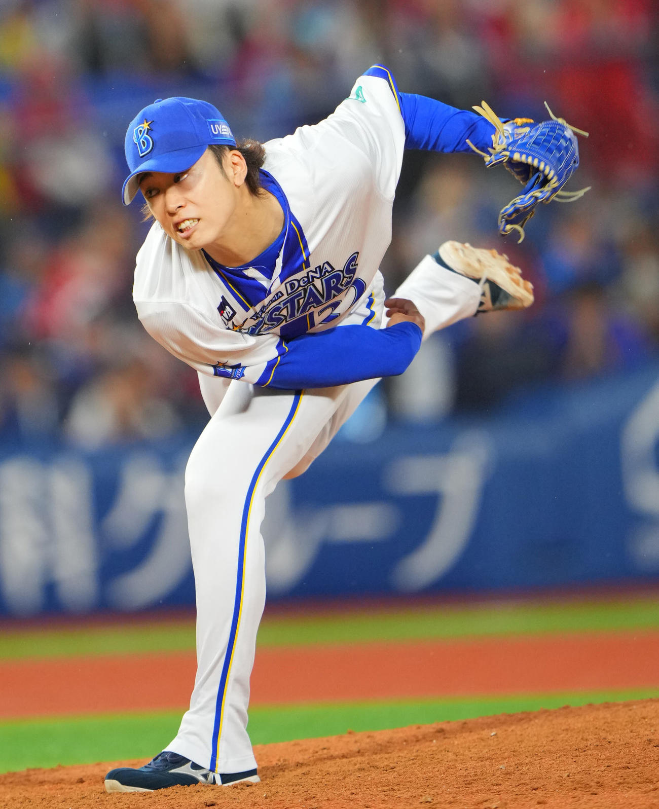 DeNA対広島　10回表、DeNA3番手で登板し力投する入江（撮影・垰建太）