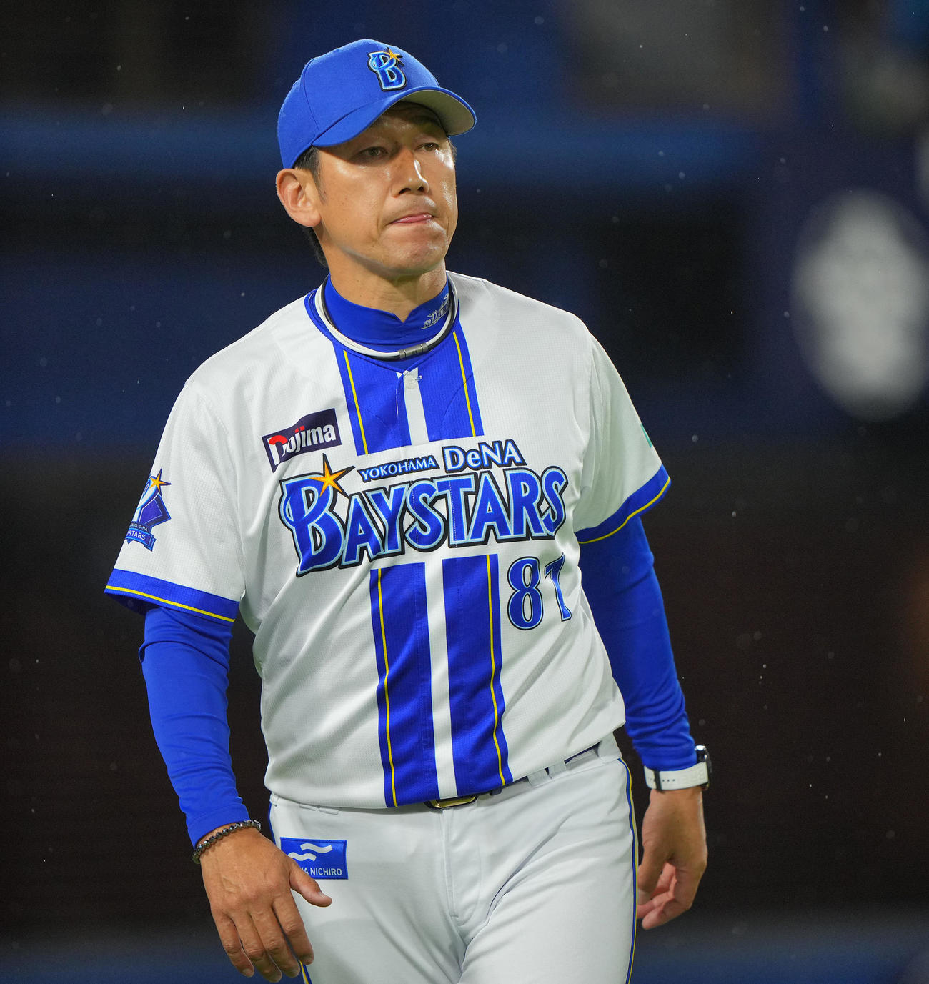 DeNA対広島　9回裏を終え投手交代を告げるDeNA三浦監督（撮影・垰建太）