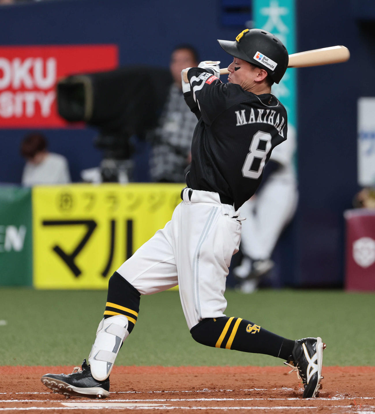 オリックス対ソフトバンク　6回表ソフトバンク無死満塁、牧原大は右前適時打を放つ（撮影・西尾就之）