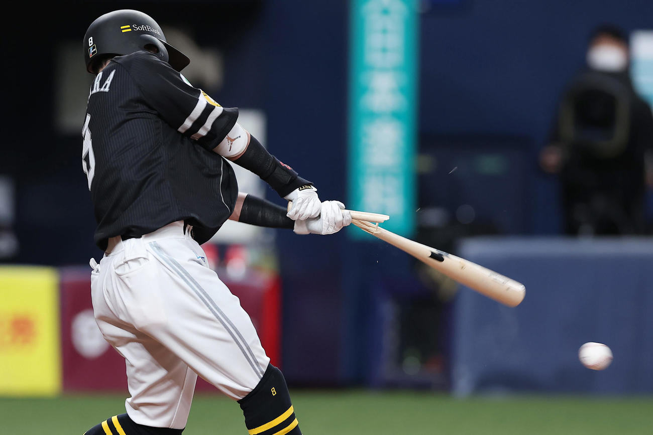 オリックス対ソフトバンク　2回表ソフトバンク1死二、三塁、二塁へ同点適時内野安打を放つ牧原大（撮影・前田充）