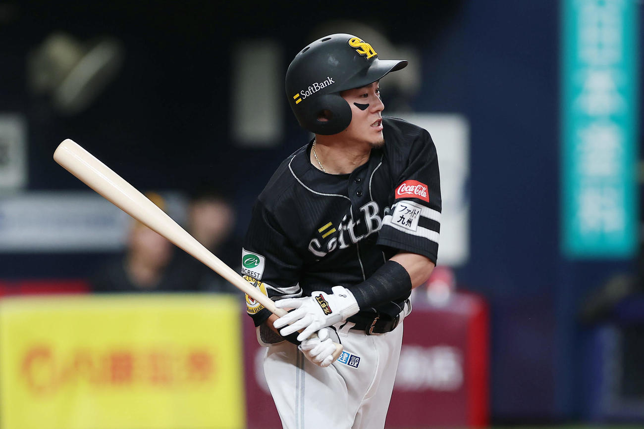 オリックス対ソフトバンク　6回表ソフトバンク無死満塁、右前適時打を放つ牧原大（撮影・前田充）
