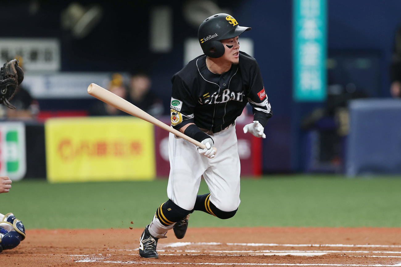 オリックス対ソフトバンク　6回表ソフトバンク無死満塁、右前適時打を放つ牧原大（撮影・前田充）