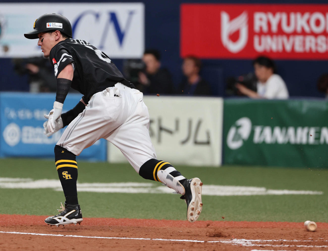 オリックス対ソフトバンク　7回表ソフトバンク無死、牧原大は左前にこの日3本目の安打を放つ（撮影・西尾就之）