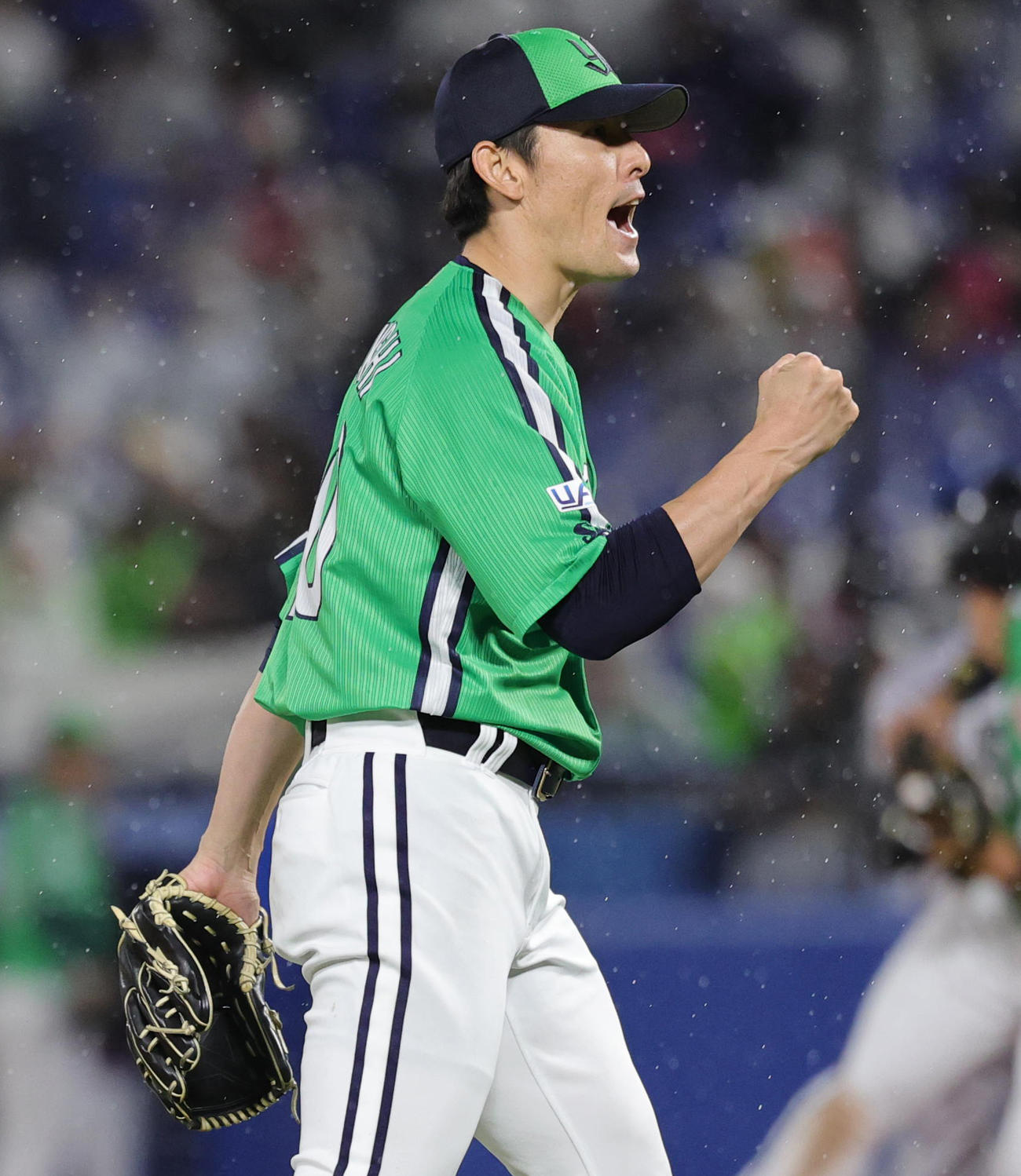 ヤクルト対巨人　7回表を抑えガッツポーズで喜ぶヤクルト高梨（撮影・野上伸悟）