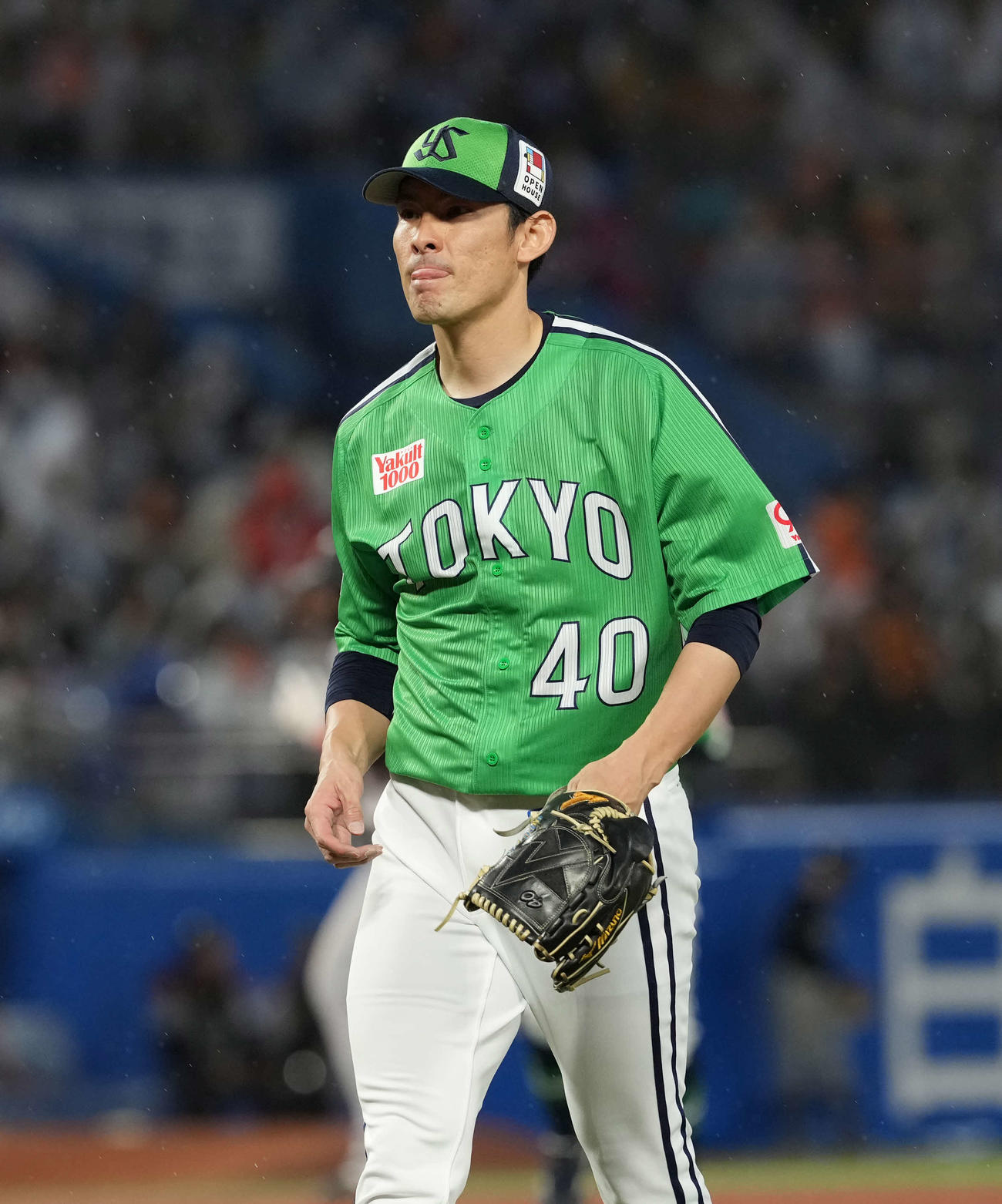 ヤクルト対巨人　2回を終え引き揚げるヤクルト高梨（撮影・井上学)
