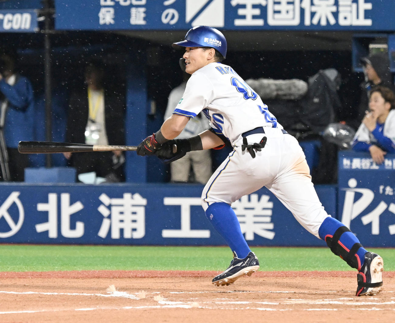DeNA対広島　10回裏DeNA1死二塁、林がサヨナラ適時二塁打を放つ（撮影・千葉一成）