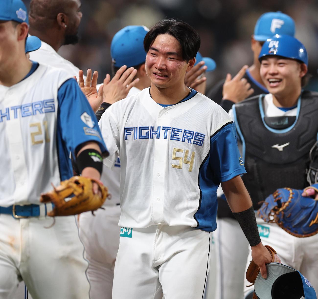 日本ハム対楽天　試合後、ナインとハイタッチしながら引き揚げる山県（撮影・黒川智章）