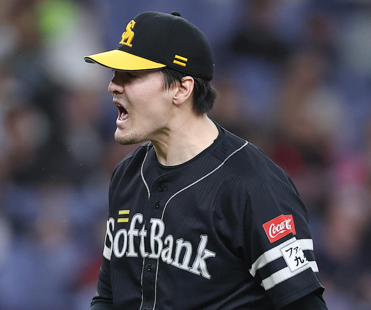 オリックス対ソフトバンク　7回裏オリックス1死一、二塁、福永を遊ゴロ併殺に仕留め、声をあげる有原（撮影・前田充）
