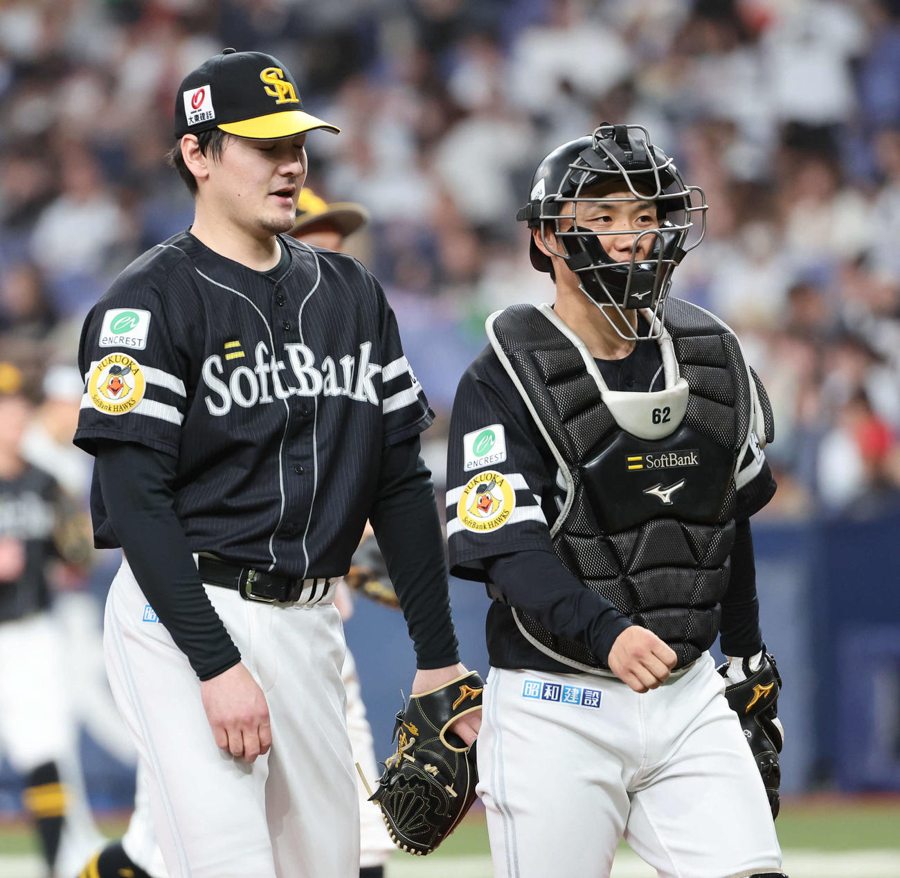 オリックス対ソフトバンク　2回の攻撃を無失点で終えたソフトバンク有原（左）は海野と話しながらベンチに戻る（撮影・西尾就之）