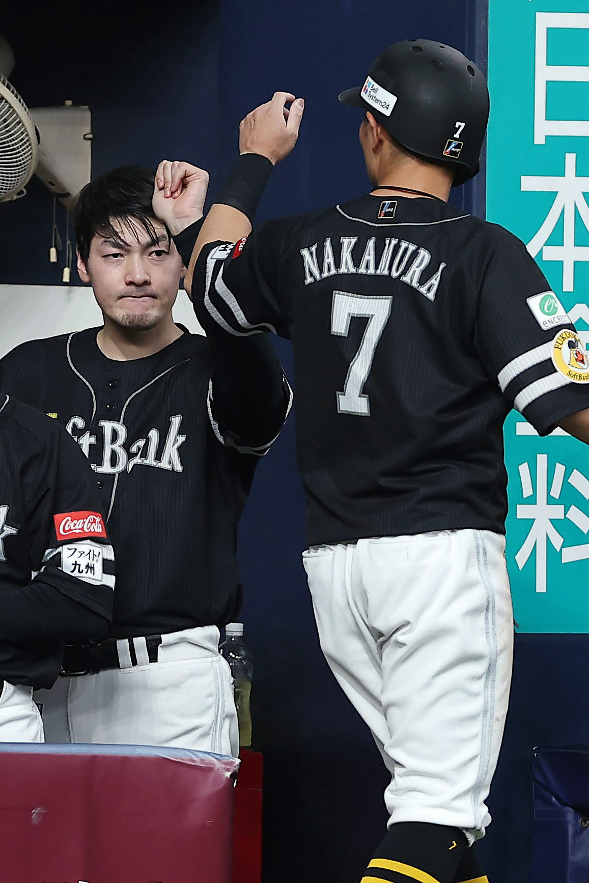 オリックス対ソフトバンク　2回表ソフトバンク1死二、三塁、牧原大の適時内野安打で生還した中村（右）を迎える有原（撮影・前田充）
