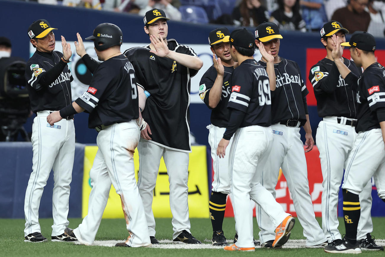 オリックス対ソフトバンク　オリックスに勝利し、タッチでナインを出迎えるソフトバンク小久保監督（左端）と有原（同2人目）ら（撮影・前田充）