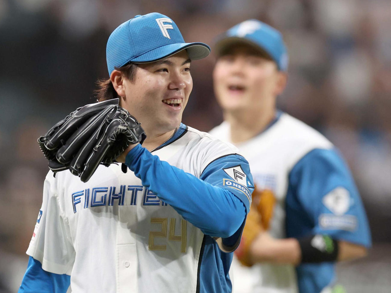日本ハム対楽天　7回表楽天1死一塁、鈴木大を二ゴロの併殺にとり笑顔の金村（撮影・黒川智章）