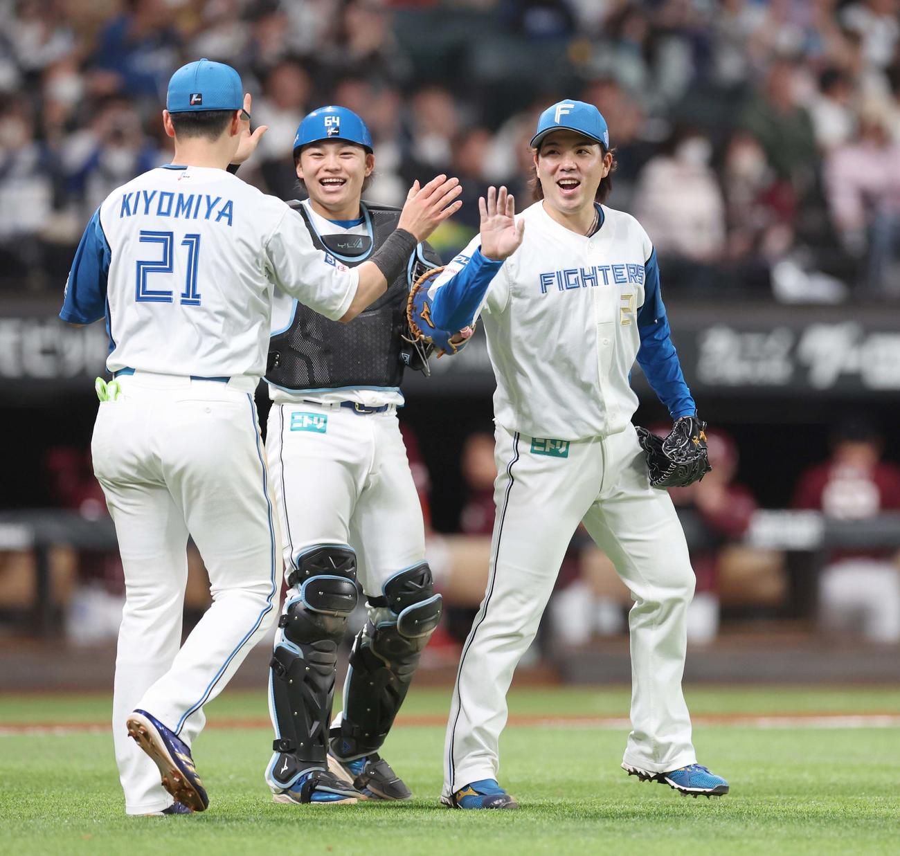 日本ハム対楽天　完投勝利し笑顔で清宮幸とハイタッチする金村（右）（撮影・黒川智章）