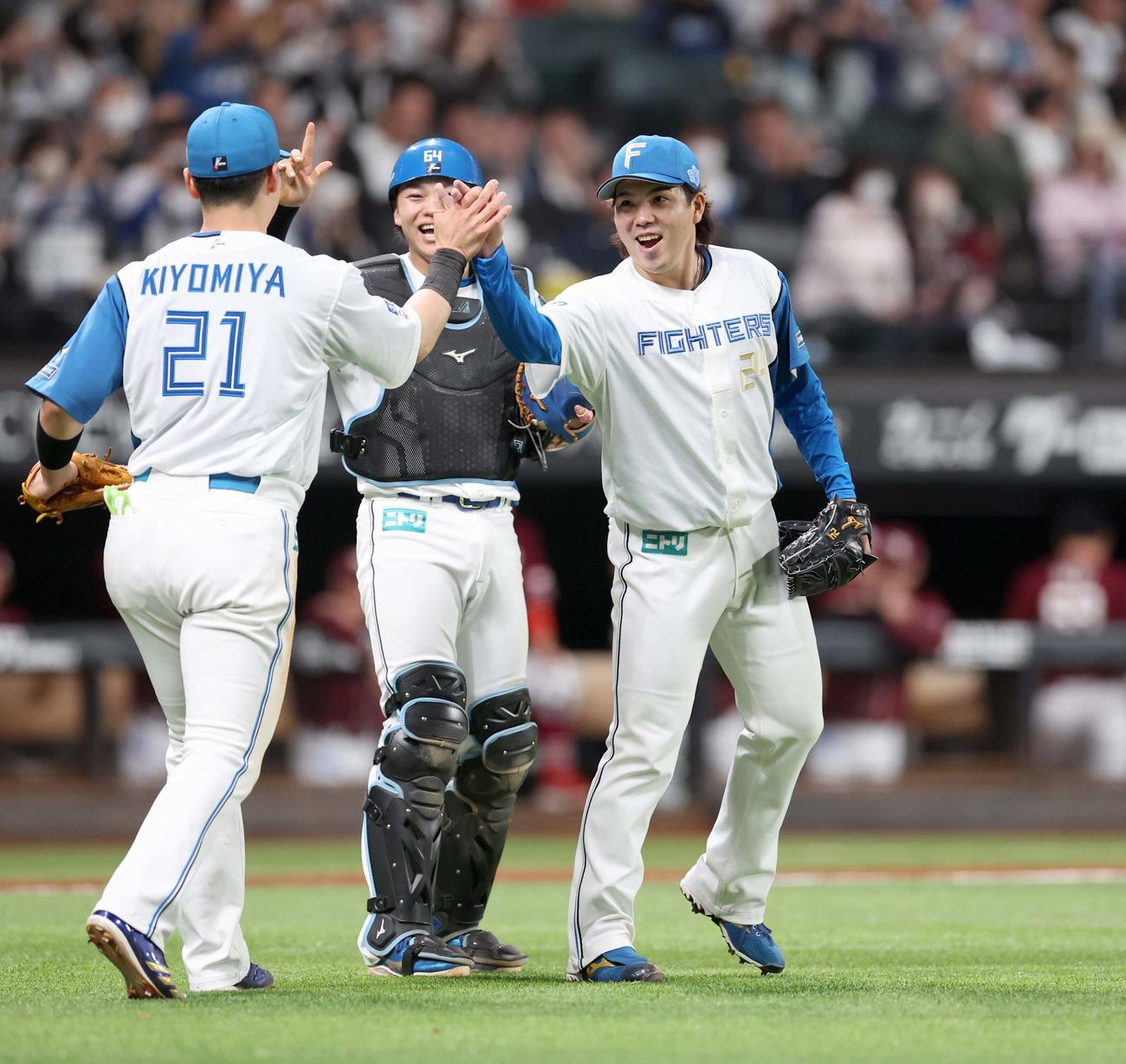 日本ハム対楽天　完投勝利し笑顔で清宮幸とハイタッチする金村（右）（撮影・黒川智章）