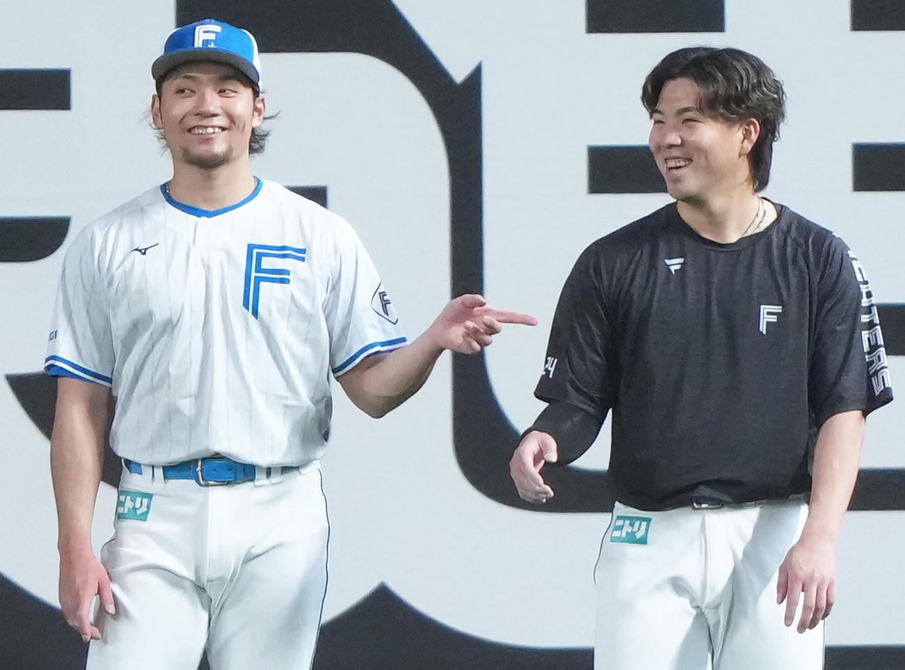 談笑する日本ハムの伊藤（左）と金村（2025年4月4日撮影）