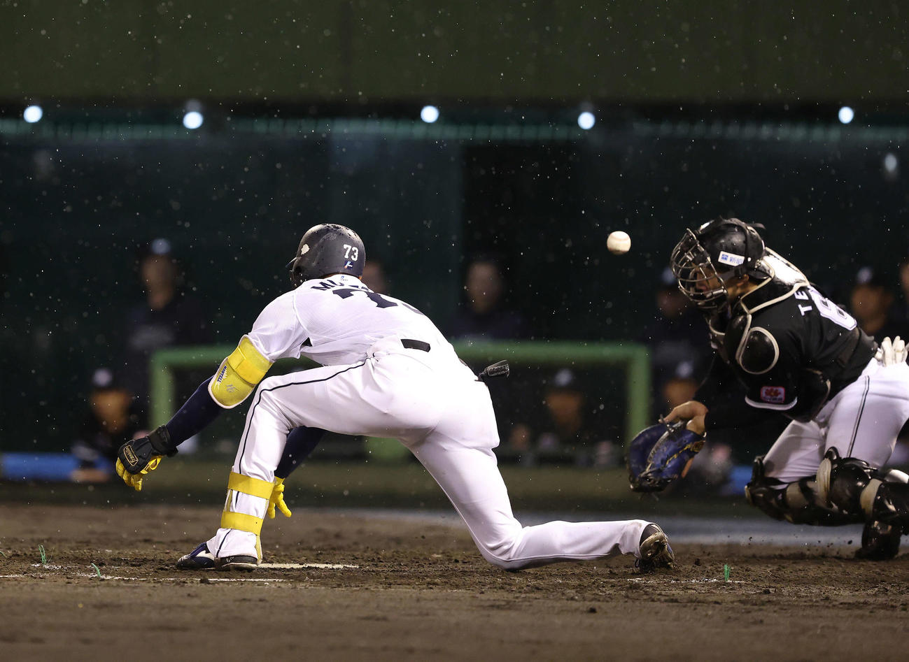 西武対ロッテ　5回裏西武1死二、三塁、空振り三振に倒れるモンテル（撮影・河田真司）