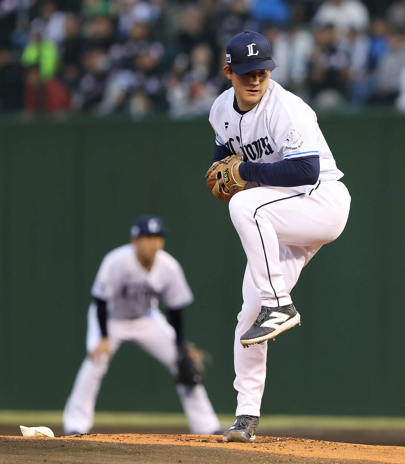 西武対ロッテ　先発登板する西武与座（撮影・河田真司）