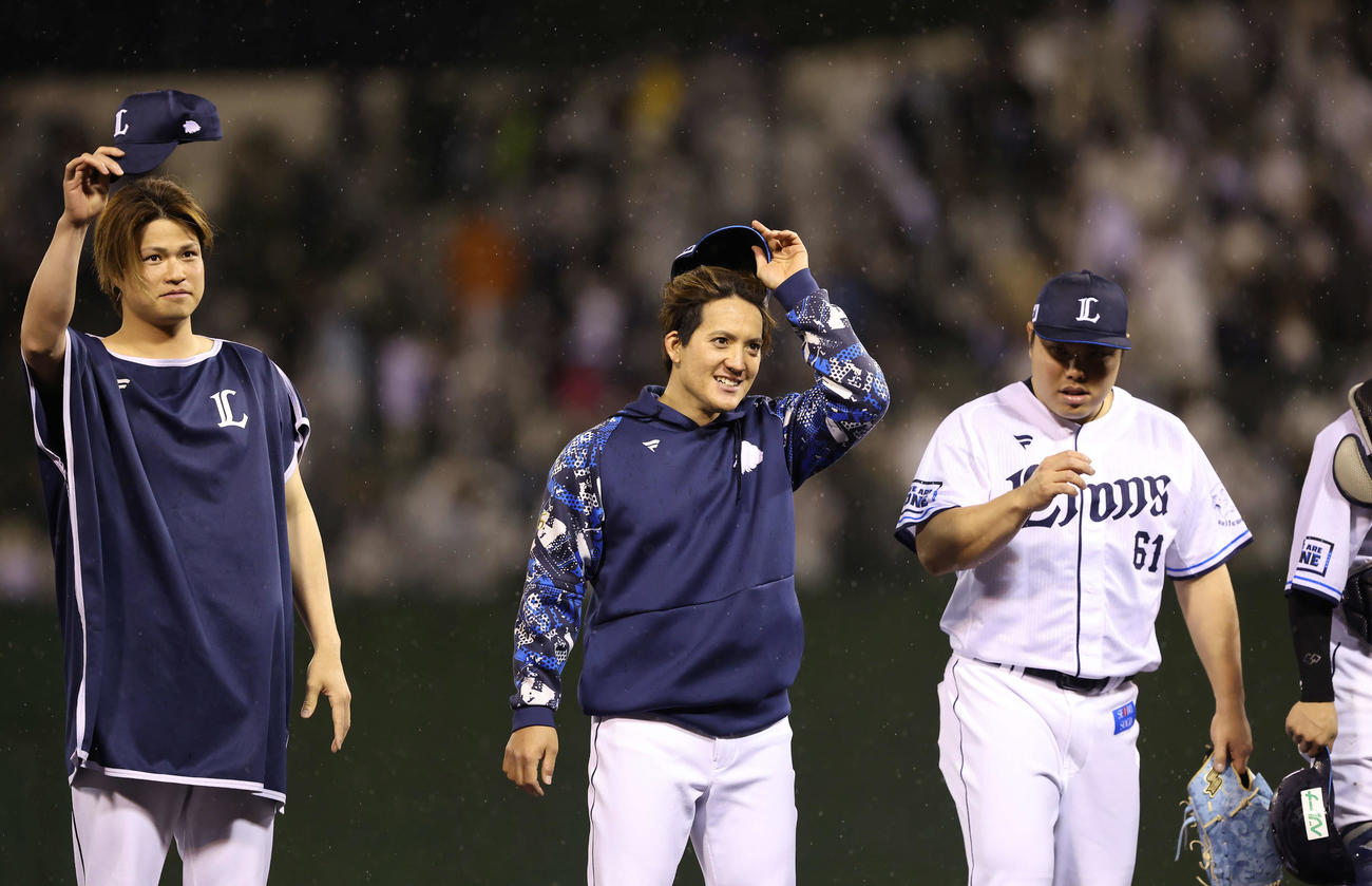 西武対ロッテ　ロッテに勝利し、観客席にあいさつする西武の、左から甲斐野、与座、平良（撮影・河田真司）
