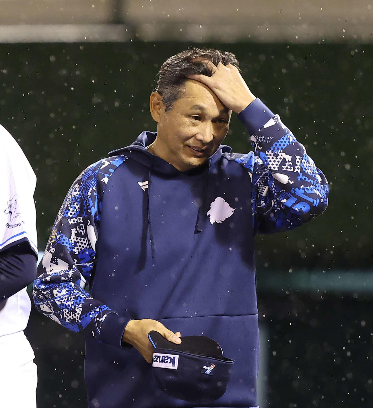 西武対ロッテ　ロッテに勝利し、観客席にあいさつする西武西口監督（撮影・河田真司）