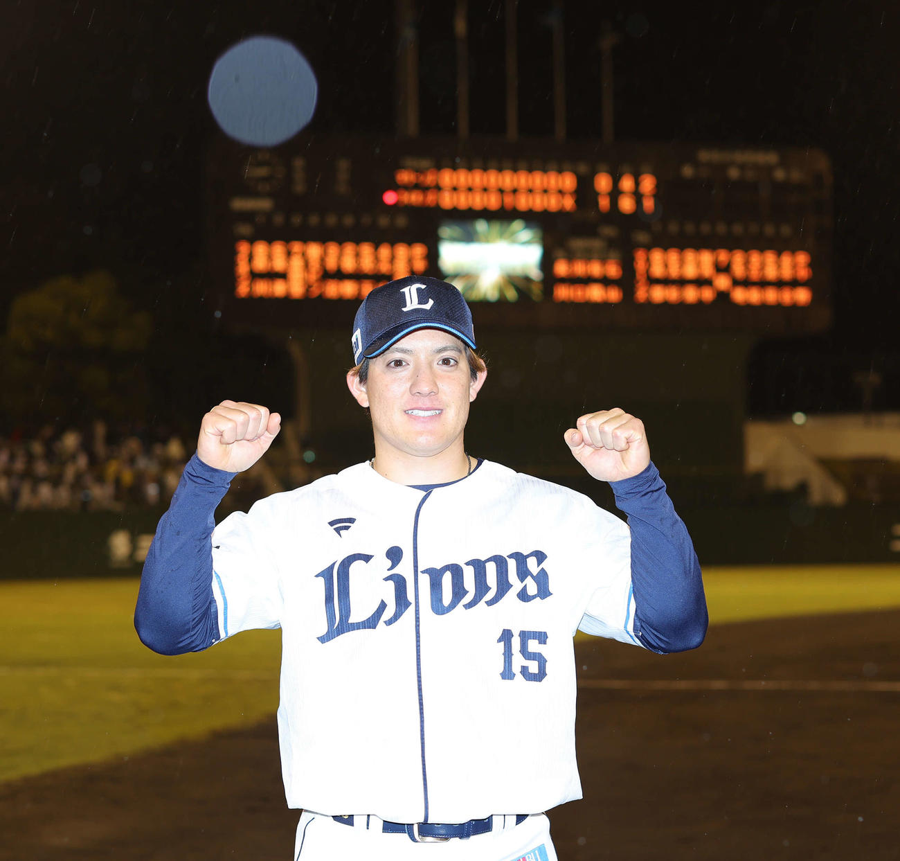 西武対ロッテ　ロッテに勝利し、ガッツポーズで写真に納まる今季初勝利の与座（撮影・河田真司）