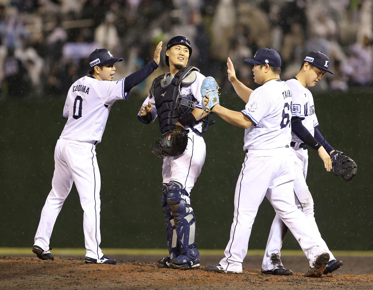西武対ロッテ　ロッテに勝利し、マウンドに集まる西武ナイン（撮影・河田真司）