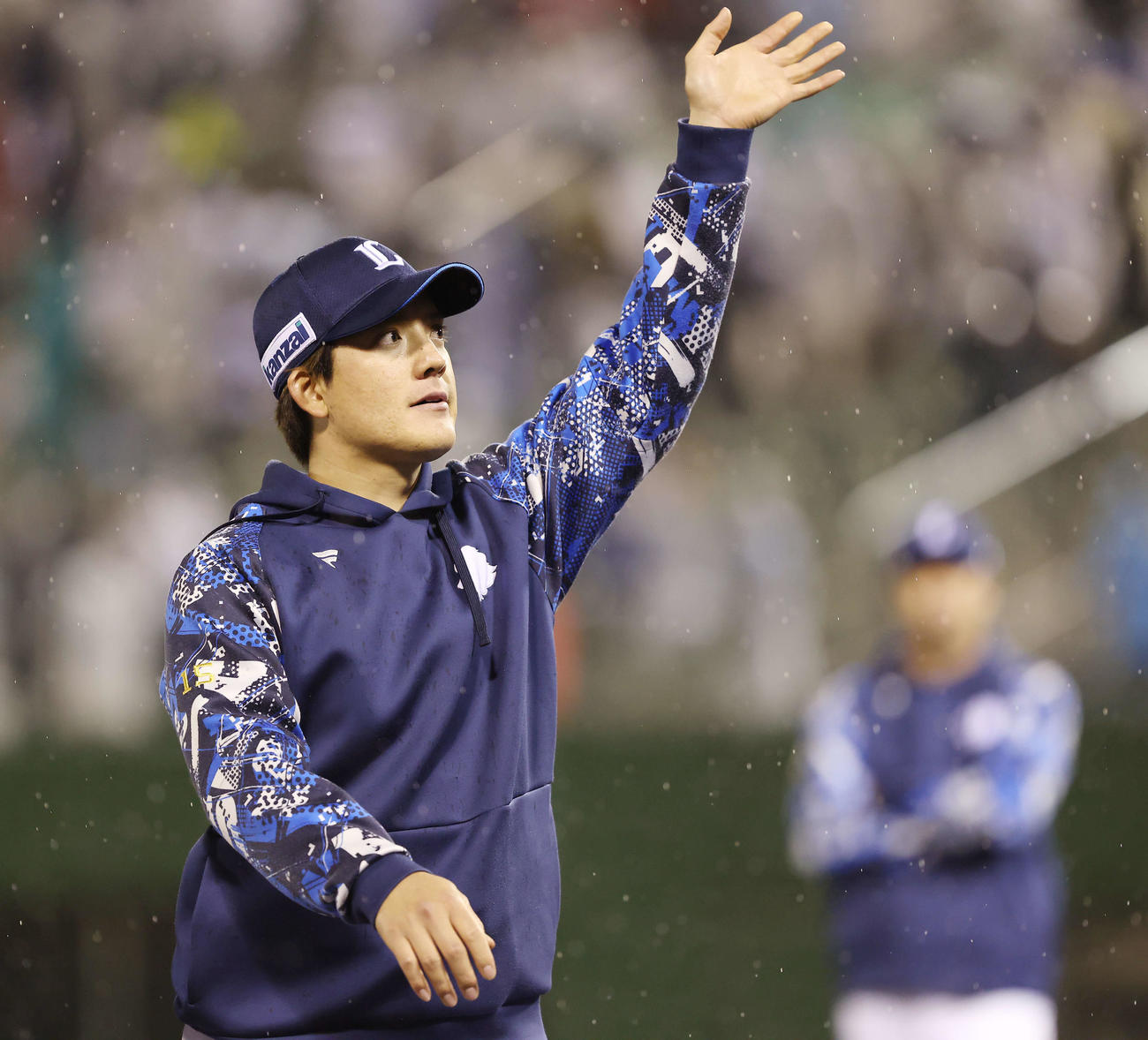 西武対ロッテ　ロッテに勝利し、観客席に手を振る西武与座（撮影・河田真司）