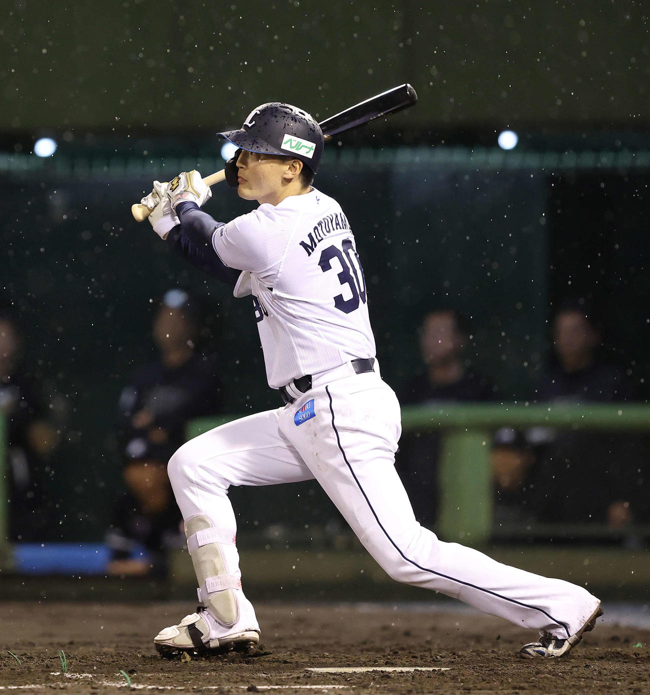 西武対ロッテ　5回裏西武1死一塁、二塁打を放つ元山（撮影・河田真司）