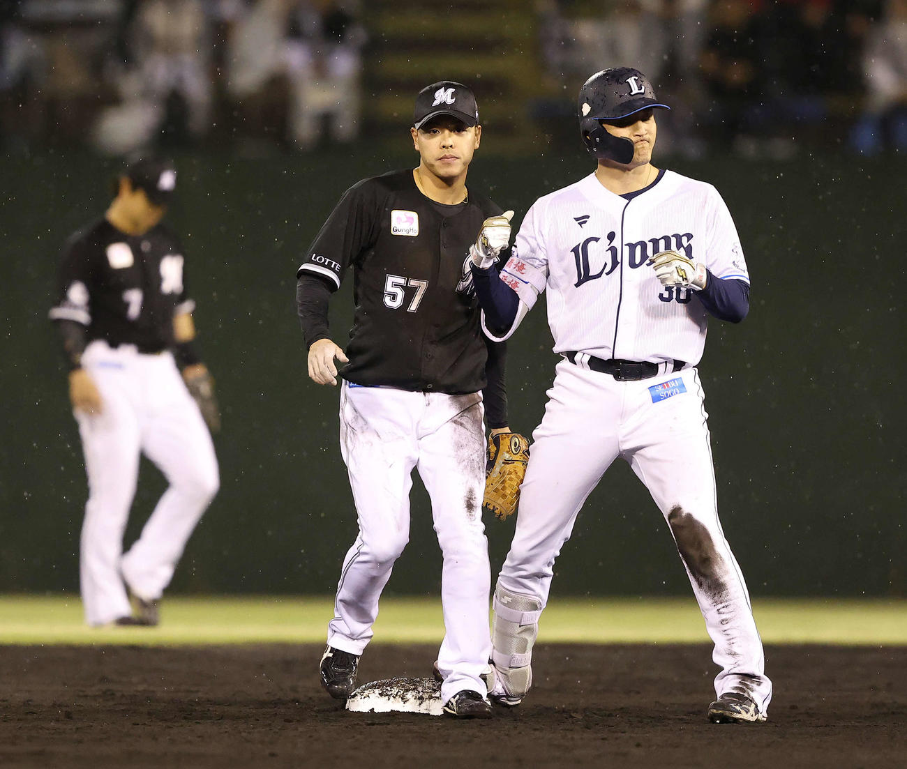 西武対ロッテ　5回裏西武1死一塁、二塁打を放ち出塁する元山（撮影・河田真司）