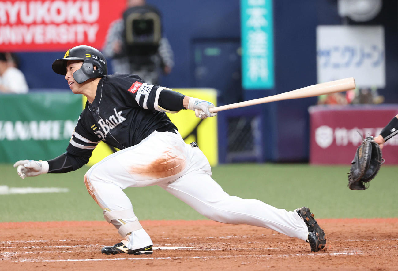 オリックス対ソフトバンク　5回表ソフトバンク1死三塁、野村は左前に適時打を放つ（撮影・西尾就之）