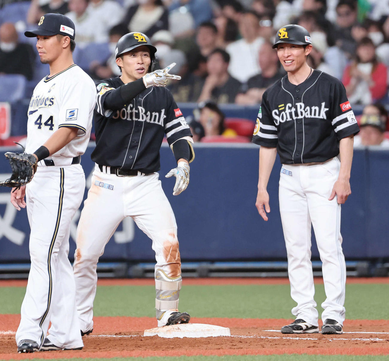 オリックス対ソフトバンク　5回表ソフトバンク1死三塁、野村は左前に適時打を放ち、ベンチに向かってポーズ（撮影・西尾就之）