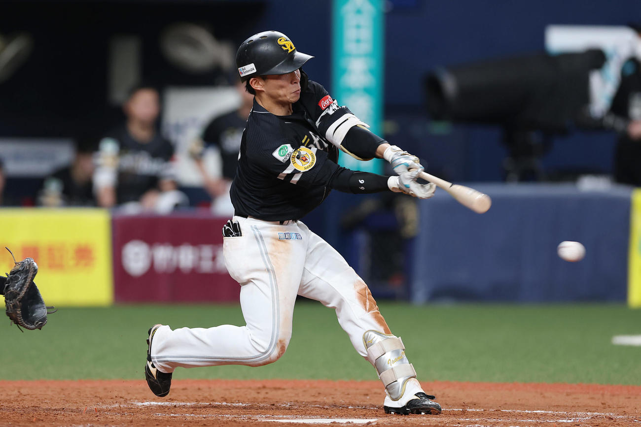 オリックス対ソフトバンク　5回表ソフトバンク1死三塁、勝ち越しの左前適時打を放つ野村（撮影・前田充）