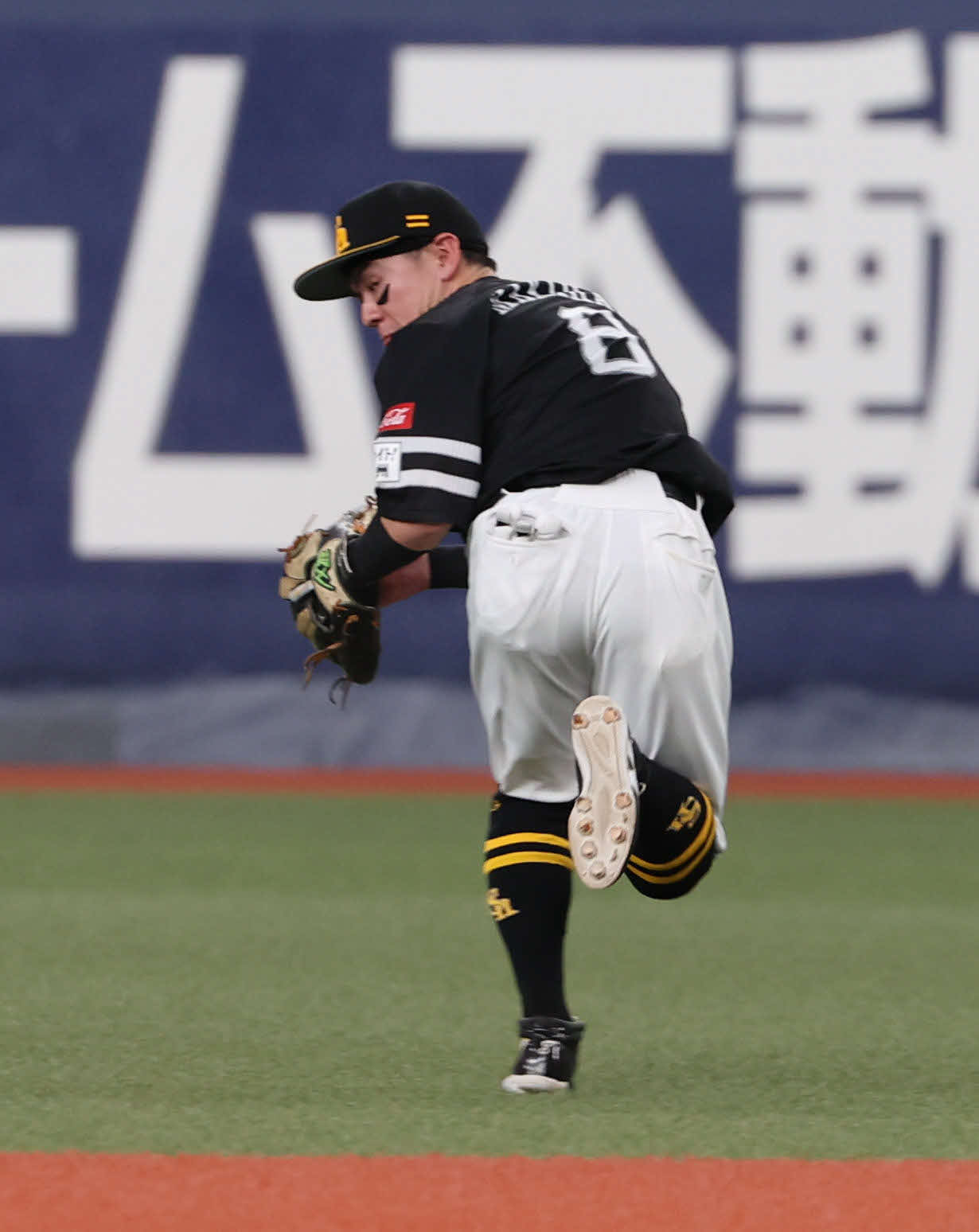 オリックス対ソフトバンク　5回裏オリックス無死、二塁手牧原大は太田の打球を処理する（撮影・西尾就之）