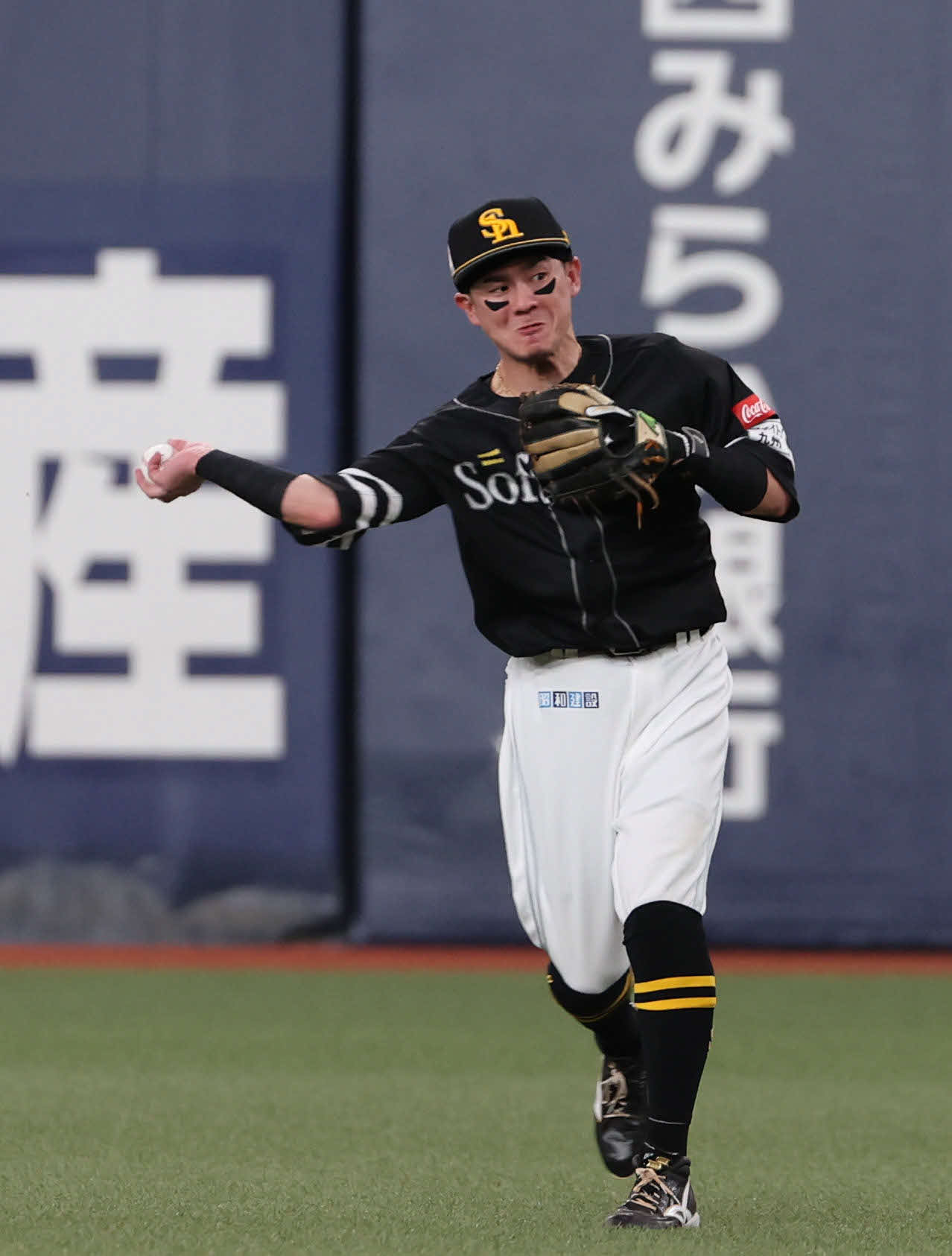 オリックス対ソフトバンク　5回裏オリックス無死、二塁手牧原大は太田の打球を処理する（撮影・西尾就之）