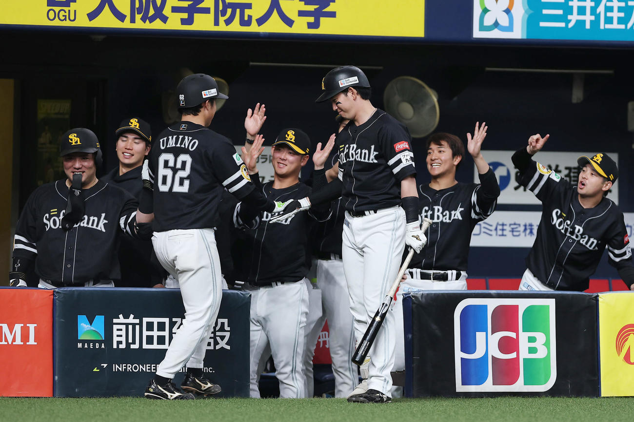 オリックス対ソフトバンク　5回表ソフトバンク1死三塁、野村の勝ち越し適時打で生還した海野を迎えるソフトバンクの選手たち（撮影・前田充）