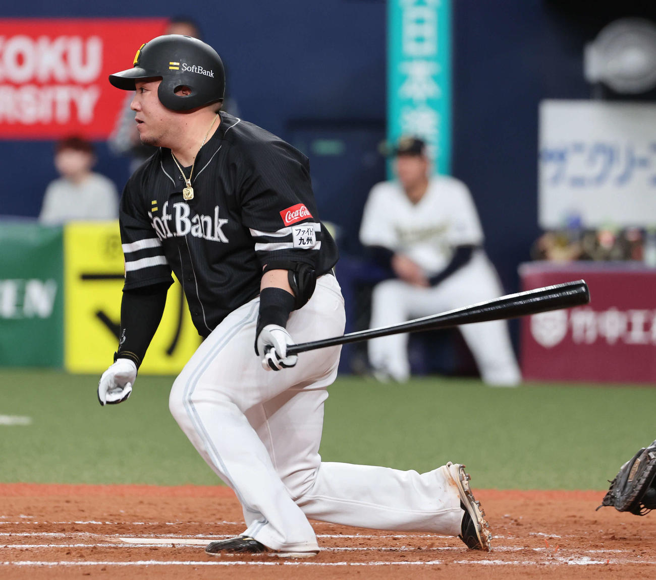 オリックス対ソフトバンク　6回表ソフトバンク2死満塁、山川は中前に2点適時打を放つ（撮影・西尾就之）