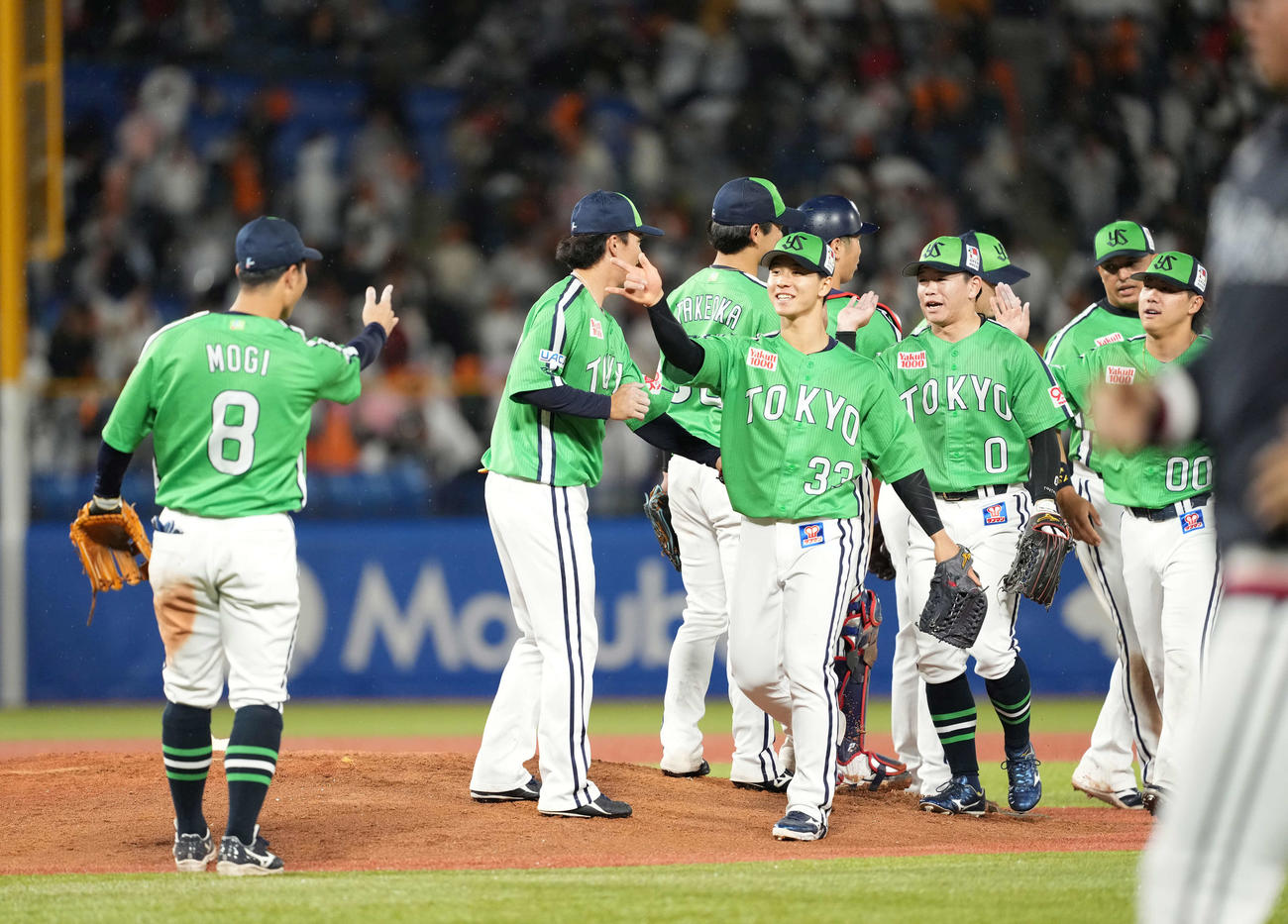 ヤクルト対巨人　勝利のハイタッチをかわす内山（中央）らヤクルト・ナイン（撮影・井上学)