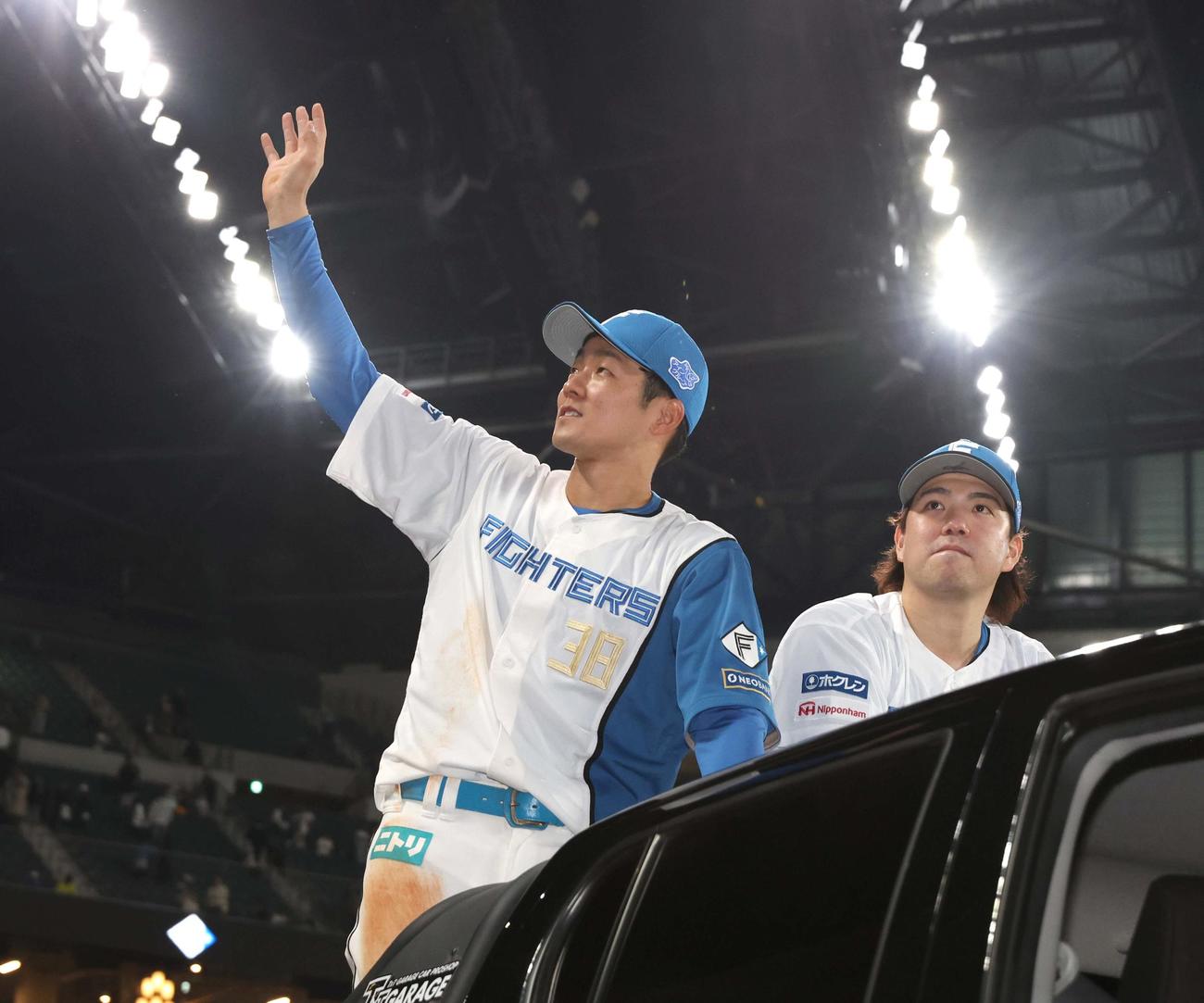 日本ハム対楽天　試合後、スタンドに手を振る石井（左）と金村（撮影・黒川智章）